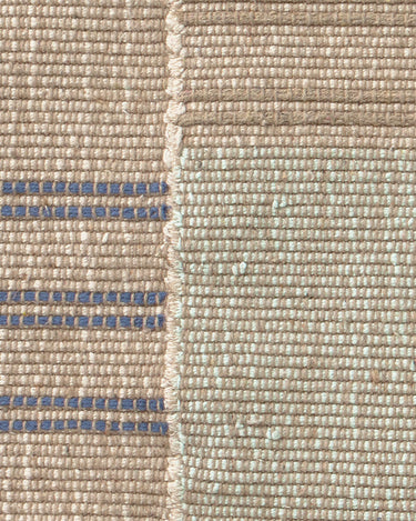Alfombra artesanal de algodón y lino multicolor de 170 × 240 cm en salón de estilo natural