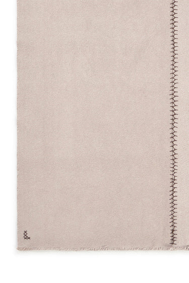 Alfombra lavable de algodón reciclado gris en dormitorio