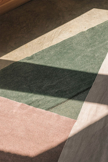 Alfombra de algodón reciclado verde pato en ambiente de salón