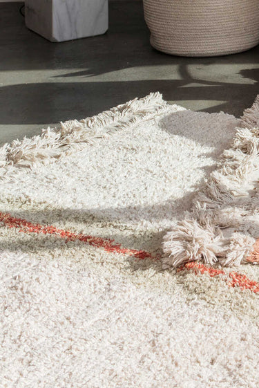 Detalle del tejido de una alfombra lavable de algodón verde salvia Lorena Canals
