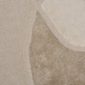 Detalle de la alfombra de lana, lino y seda beige Awry Frame