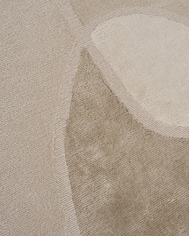 Detalle de la alfombra de lana, lino y seda beige Awry Frame