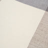 Detalle de la alfombra Bologna de lana y lino azul océano de Linie Design