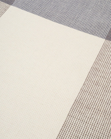 Detalle de la alfombra Bologna de lana y lino azul océano de Linie Design