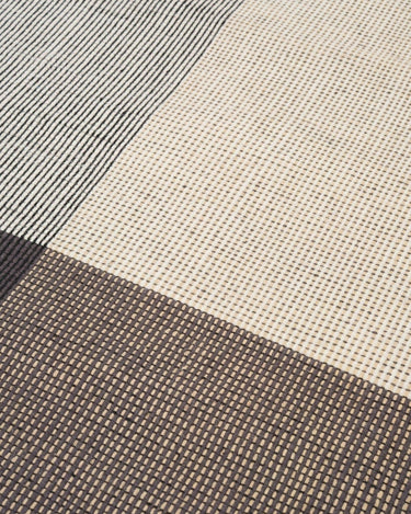 Detalle de la alfombra Bologna de lana y lino gris de Linie Design