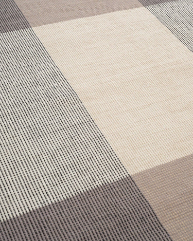 Detalle de la alfombra Bologna de lana y lino tono piedra de Linie Design
