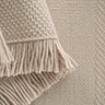 Detalle de alfombra de lana beige Silent Path Linie Design con contraste de pelo