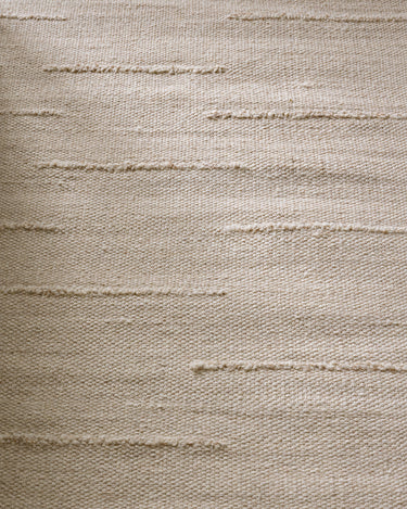 Beige wool rug with wavy lines by Linie Design, close-up of the wavy relief