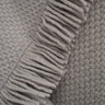 Detalle de alfombra de lana gris Silent Path Linie Design con contraste de pelo