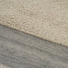 Alfombra de lana marfil con diseño geométrico discreto Humble Act Linie Design detalle