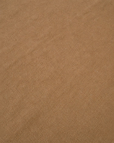 Tapis en laine terracotta à franges de Linie Design, gros plan du tissage de laine