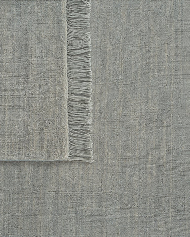 Alfombra Abyss Bliss de Linie Design, detalle de un extremo y sus flecos