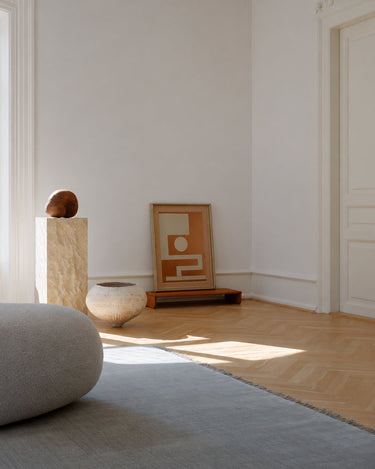 Alfombra Abyss Bliss de Linie Design, en perspectiva junto a una ventana