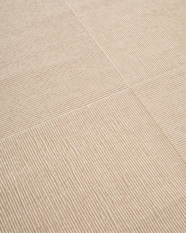 White wool and linen rug with a geometric weave by Linie Design, close view of the geometric pattern
