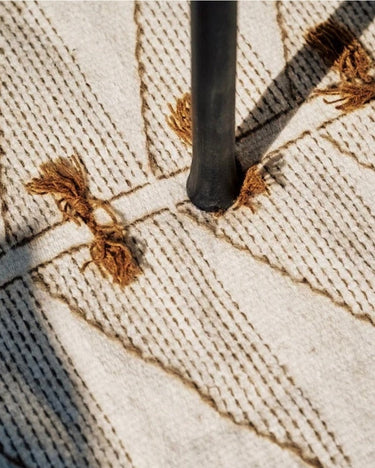 Detalle tejido de la alfombra étnica de algodón Caravane