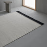 Tapis en laine blanche Fenja Linie Design dans un intérieur avec motif nordique