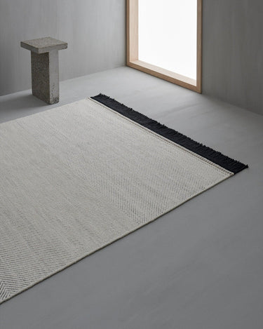 Alfombra Fenja de lana blanca en ambiente de Linie Design