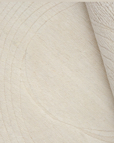 Detalle de la alfombra de lana blanca Fluid Fossil