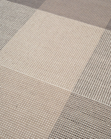 Detalle de la alfombra Genova de lana y lino gris de Linie Design