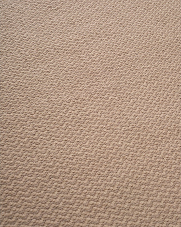Detalle del tejido de la alfombra Helix Haven tierra