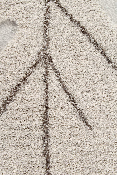 Alfombra beige con forma de hoja en ambiente infantil