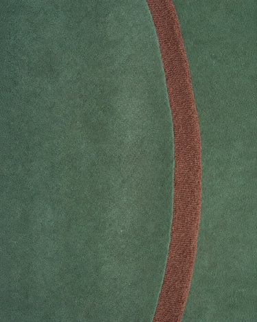Tapis irrégulier en laine verte à bord bordeaux de Linie Design, détail de la bordure bouclée bordeaux