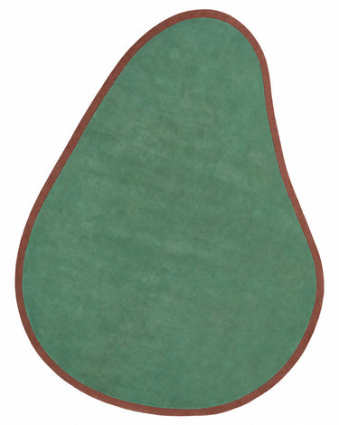Tapis irrégulier en laine verte à bord bordeaux de Linie Design, vue entière du contour organique