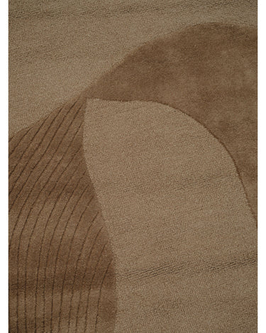 Alfombra irregular de lana ámbar con relieve de Linie Design: detalle de las curvas y el relieve.