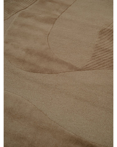 Alfombra irregular de lana ámbar con relieve de Linie Design: vista cercana del dibujo orgánico.