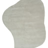 Alfombra irregular de lana blanco tiza con surcos de Linie Design: vista completa del contorno orgánico.