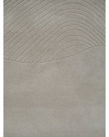 Alfombra irregular de lana blanco tiza con surcos de Linie Design: vista cercana de los surcos.