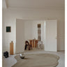 Alfombra irregular de lana verde oliva con surcos de Linie Design: en una estancia con mobiliario de madera.