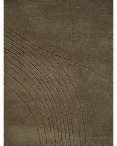 Alfombra irregular de lana verde oliva con surcos de Linie Design: vista cercana de las líneas orgánicas.