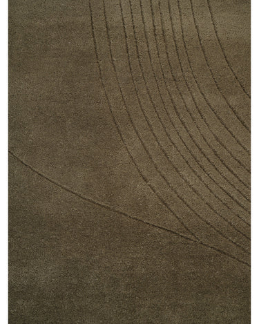 Alfombra irregular de lana verde oliva con surcos de Linie Design: detalle del relieve.