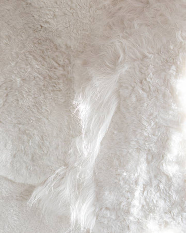 Alfombra irregular de piel de oveja melange de Van Buren, detalle del pelo claro y del borde