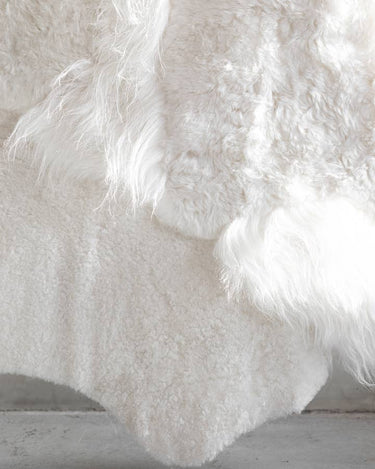 Alfombra irregular de piel de oveja melange de Van Buren, detalle de la textura clara