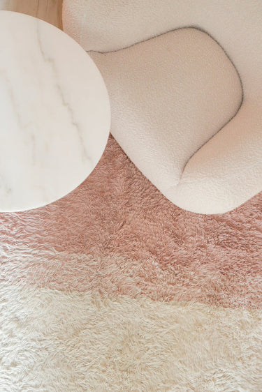 Detalle del diseño abstracto de una alfombra de lana multicolor