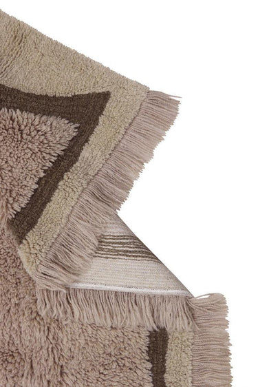 Alfombra de lana abstracta taupe en salón de tonos tierra