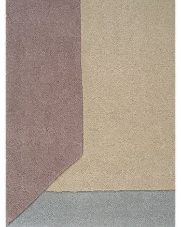 Alfombra de Linie Design: detalle de la esquina y las bandas de color.