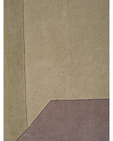 Alfombra de lana almendra con marco geométrico de Linie Design: detalle de la unión entre bandas.