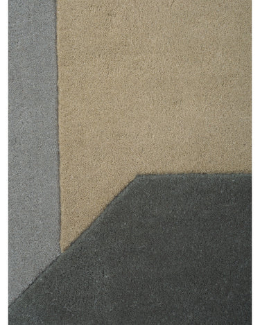Alfombra de lana almendra con marco geométrico de Linie Design: detalle de la esquina gris y el centro almendra.