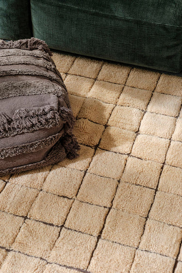Alfombra de lana ámbar en ambiente de comedor cálido