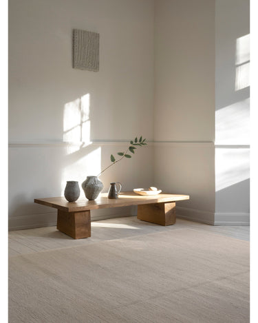 Alfombra de Linie Design: vista general junto a muebles de madera.