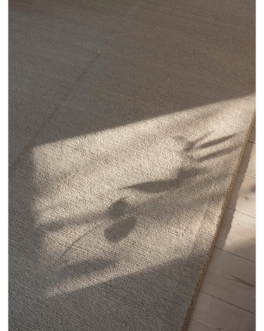Alfombras de Linie Design: detalle del tejido iluminado por el sol.