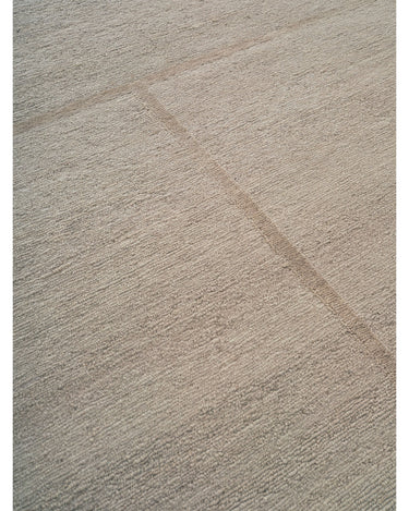 Alfombra de lana arena con líneas entrecruzadas de Linie Design: detalle del dibujo y la trama.