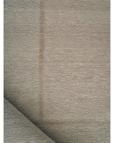 Alfombra de lana arena con líneas entrecruzadas de Linie Design: detalle del borde plegado.