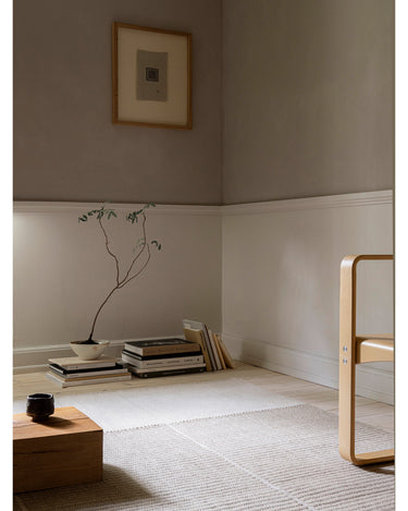 Alfombras de Linie Design: vista de ambiente junto a la pared.