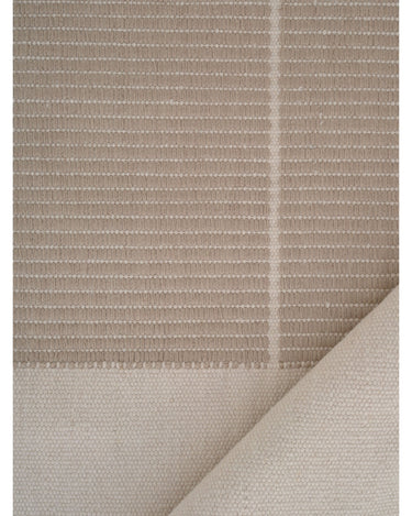 Alfombra de lana beige con cuadrícula tejida de Linie Design: detalle del pliegue y la cuadrícula.
