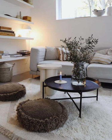 Alfombra de lana beige con diseño abstracto, vista completa para salón o dormitorio