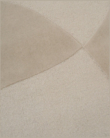 Alfombra de lana beige con relieve Split Plains de Linie Design, detalle de las formas y del relieve